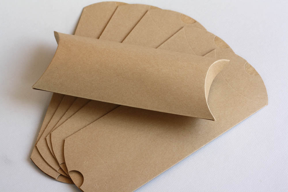 Картонная форма. Картонный конверт. Объемный конверт. Картонный конверт упаковка. Бумага для конвертов.
